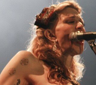 Courtney Love: prima si spoglia in topless nuda sul palco e poi lascia il concerto. Ecco i video cOURTNEY lOVE nuda