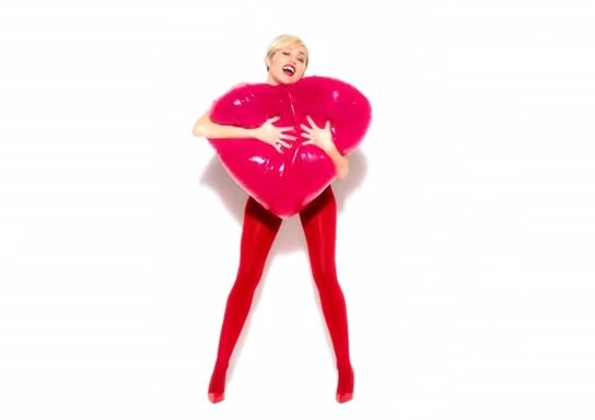 Pubblicità Golden Lady con Miley Cyrus: canzone, testo e video dello spot golden lady pubblicità miley cyrus