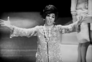 Shirley Bassey-La vita-Testo-video-canzone-pubblicità Alfa Romeo Stelvio-Giulia