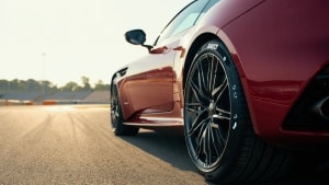 Gli pneumatici che "parlano" con l'auto. Aston Martin adotterà la tecnologia Cyber Tyre di Pirelli