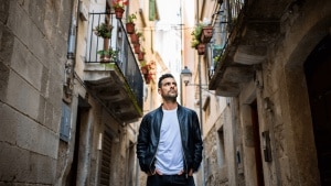 Bresh ci accompagna tra i vicoli di Genova con il nuovo singolo “Dai Che Fai”