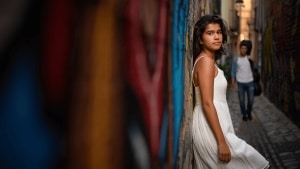 Centomilacarie mescola realismo e inquietudine nel nuovo singolo “Acqua Santa”