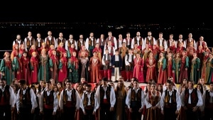 La Notte dei Serpenti 2025 su Rai2 con tanti artisti ospiti e 600 coristi per una celebrazione della musica abruzzese