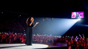 Laura Pausini festeggia i 30 anni del suo fan club e promette: “Da oggi partono 2 anni di musica”