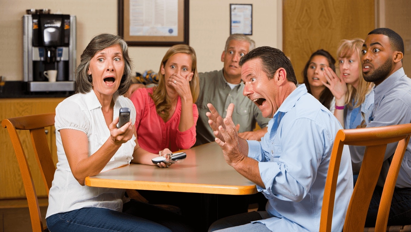 La riunione di condominio: un messaggio in segreteria fa scoppiare il caos nella clip esclusiva