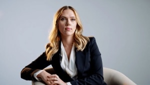 Scarlett Johansson torna a schierarsi con Woody Allen: «È importante difendere ciò in cui credi»