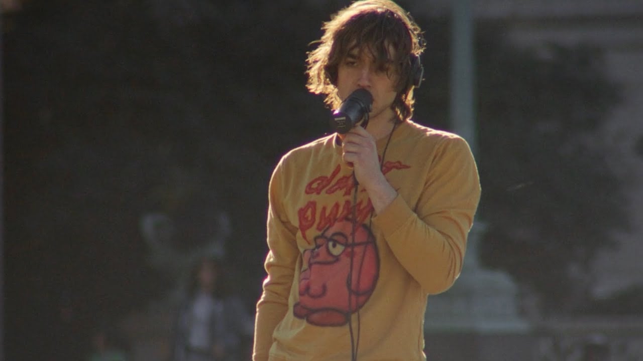 Cultura         
      Cameron Winter dei Geese ha tenuto un concerto a sorpresa a un minuscolo evento di beneficenza per Gaza      
        Si è esibito per 250 fortunati e ignari spettatori al Tv Eye di New York, presentandosi pure con un nome falso, Chet Chomsky.