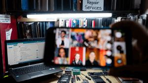 Foto intime sottratte durante le riparazioni dei telefoni: finivano sul gruppo Telegram “Suine Polesane”