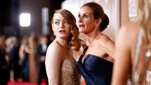 "Si sta chiedendo che diavolo succede": Julia Roberts nota l'espressione di Emma Stone ai Golden Globes 2026