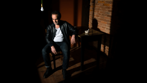 Fausto Lama: dopo i Coma_Cose riparte da solo con “a tanto così”, il racconto crudo e sincero sulla fine di un amore