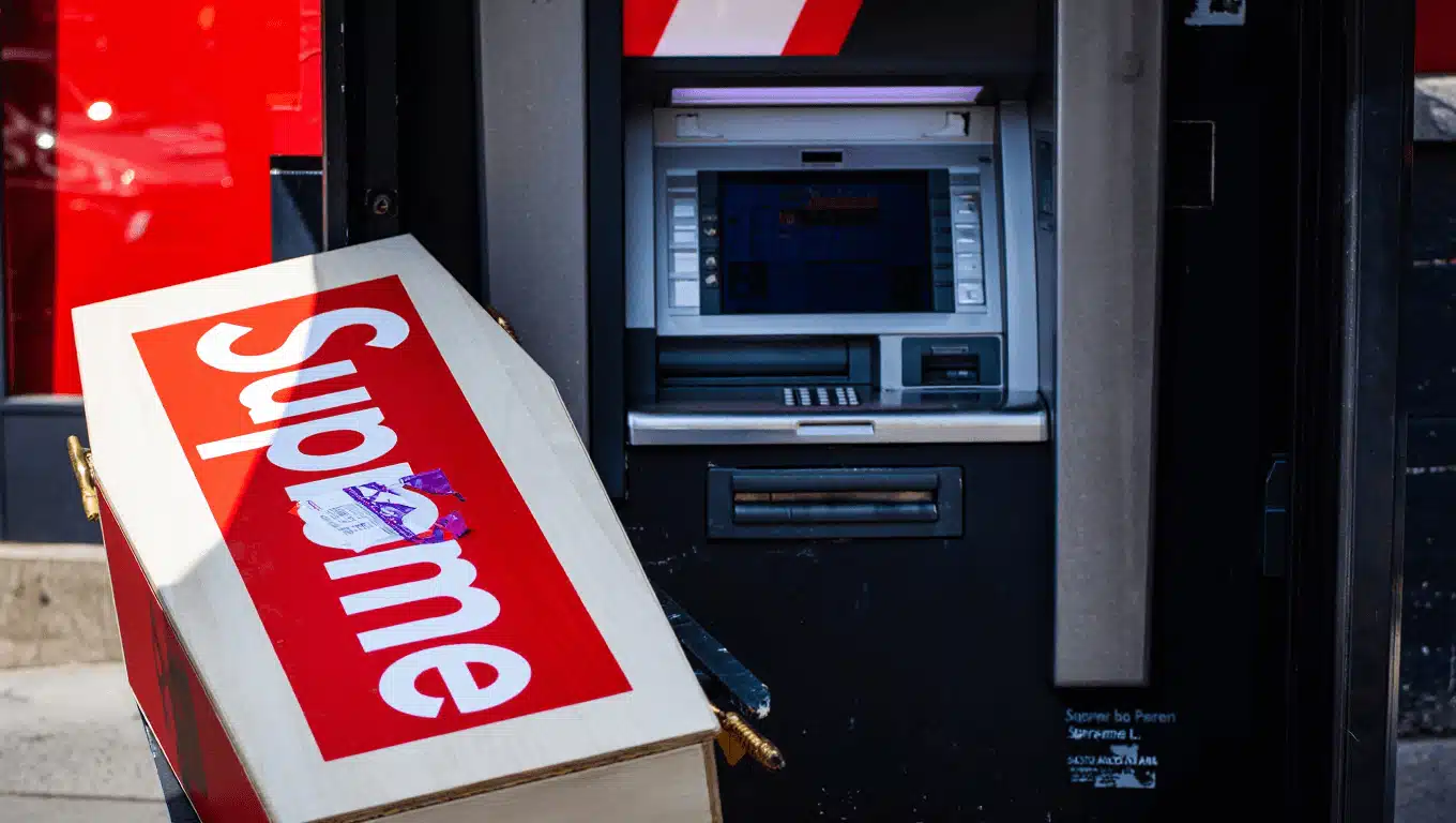 Supreme: dalla bara al bancomat, gli accessori che fanno discutere