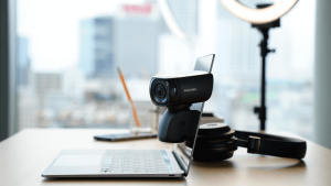 Quando le call contano davvero, serve più di una webcam integrata: ecco l’ecosistema Insta360 per il lavoro in video