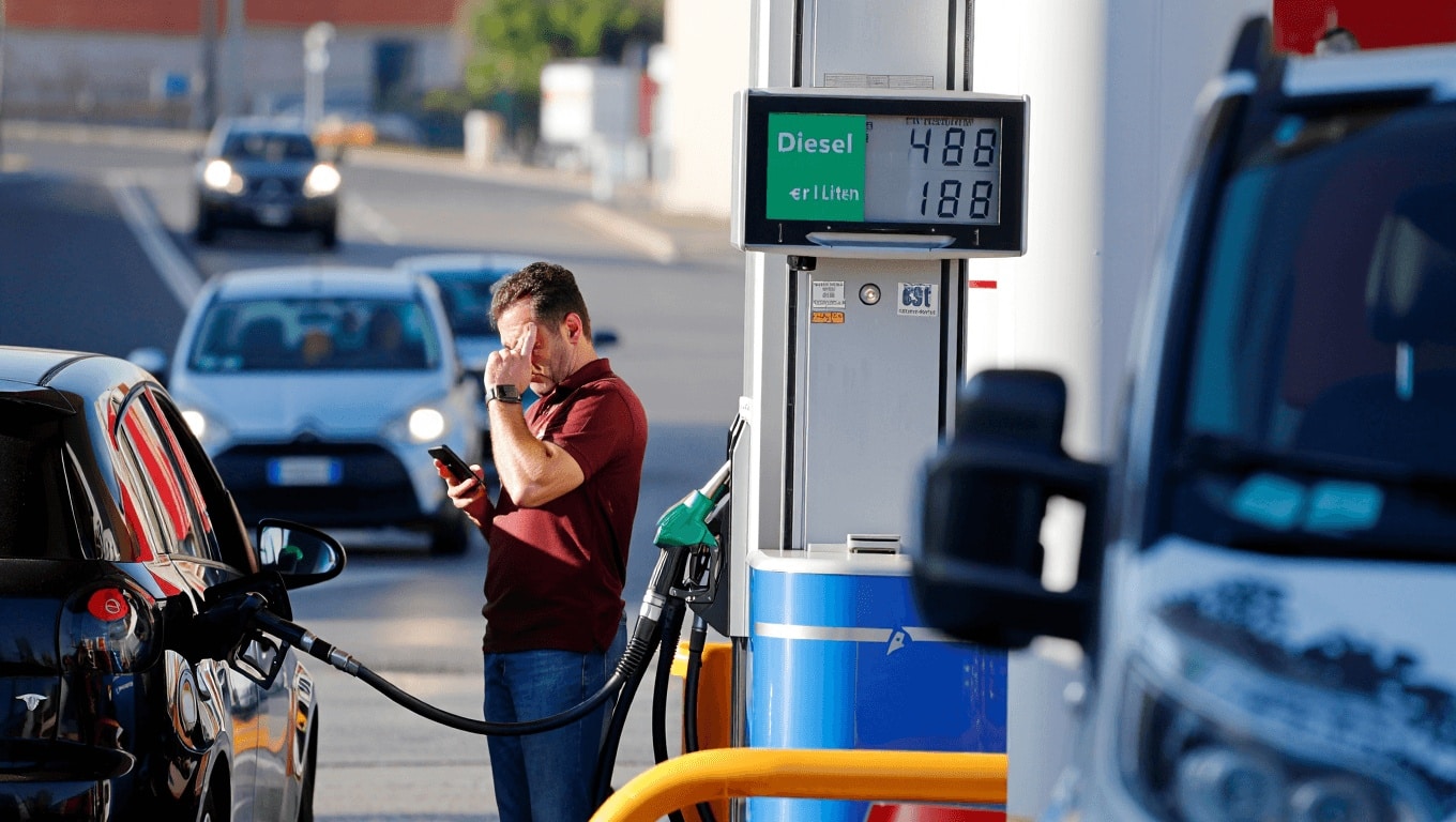 Carburanti ancora in aumento, i prezzi medi rilevati dal MASE: il gasolio supera i 2 euro al litro
