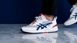 La GEL-KAYANO™ 14 di Thom Browne incarna sartorialità e cultura sneaker