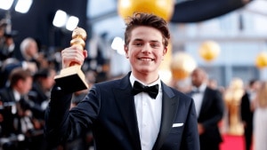 Golden Globes 2026, Owen Cooper a 16 anni è il più giovane vincitore come miglior attore supporter in tv