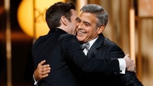 Golden Globes 2026, Noah Wyle abbraccia George Clooney dopo il trionfo di The Pitt "Chi è il miglior dottore?"