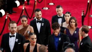 Golden Globes 2026, le star protestano contro l’ICE: spille con le scritte ICE OUT in omaggio a Renee Good