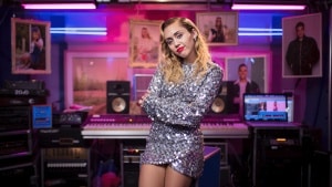 Nuova musica, Chappell Roan, Taylor Swift: tutto sullo speciale di ‘Hannah Montana’