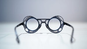 I nuovi occhiali di Issey Miyake hanno otto lenti