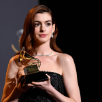 Anne Hathaway punta al Grammy con 'Burial', brano scritto per il film Mother Mary?