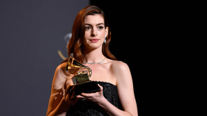 Anne Hathaway punta al Grammy con 'Burial', brano scritto per il film Mother Mary?