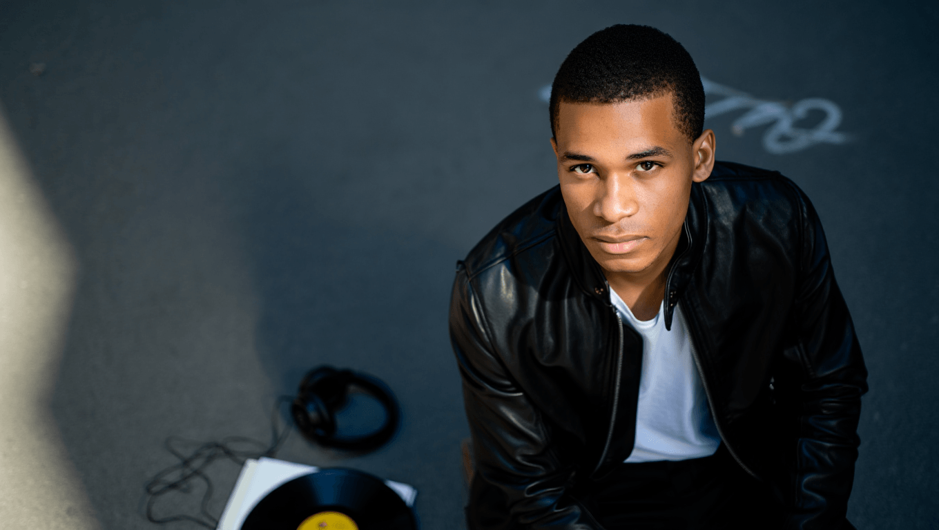 Dennis svela “Stargirl”: il nuovo album esce il 24 aprile dopo tre anni di silenzio