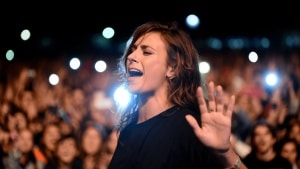 Laura Pausini conquista nove sold out nel mondo: in Italia va virale il video con “l’ubriaco”