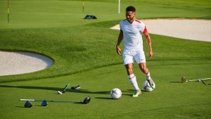 Solo MSCHF poteva portare il calcio sul campo da golf