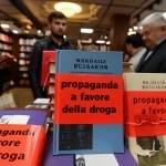 Cultura         
      In Russia adesso le biografie di Bulgakov vengono vendute con un’etichetta che le definisce propaganda a favore della droga      
        Sorte che però non è toccata solo a lui: l'etichetta verrà apposta anche sui libri di Pelevin, King, Palahniuk, Murakami e Steinbeck