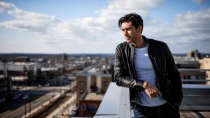Scar torna dopo 5 anni con “Esordienti 1994”: il disco di chi ha trent’anni e guarda il mondo dal settimo piano