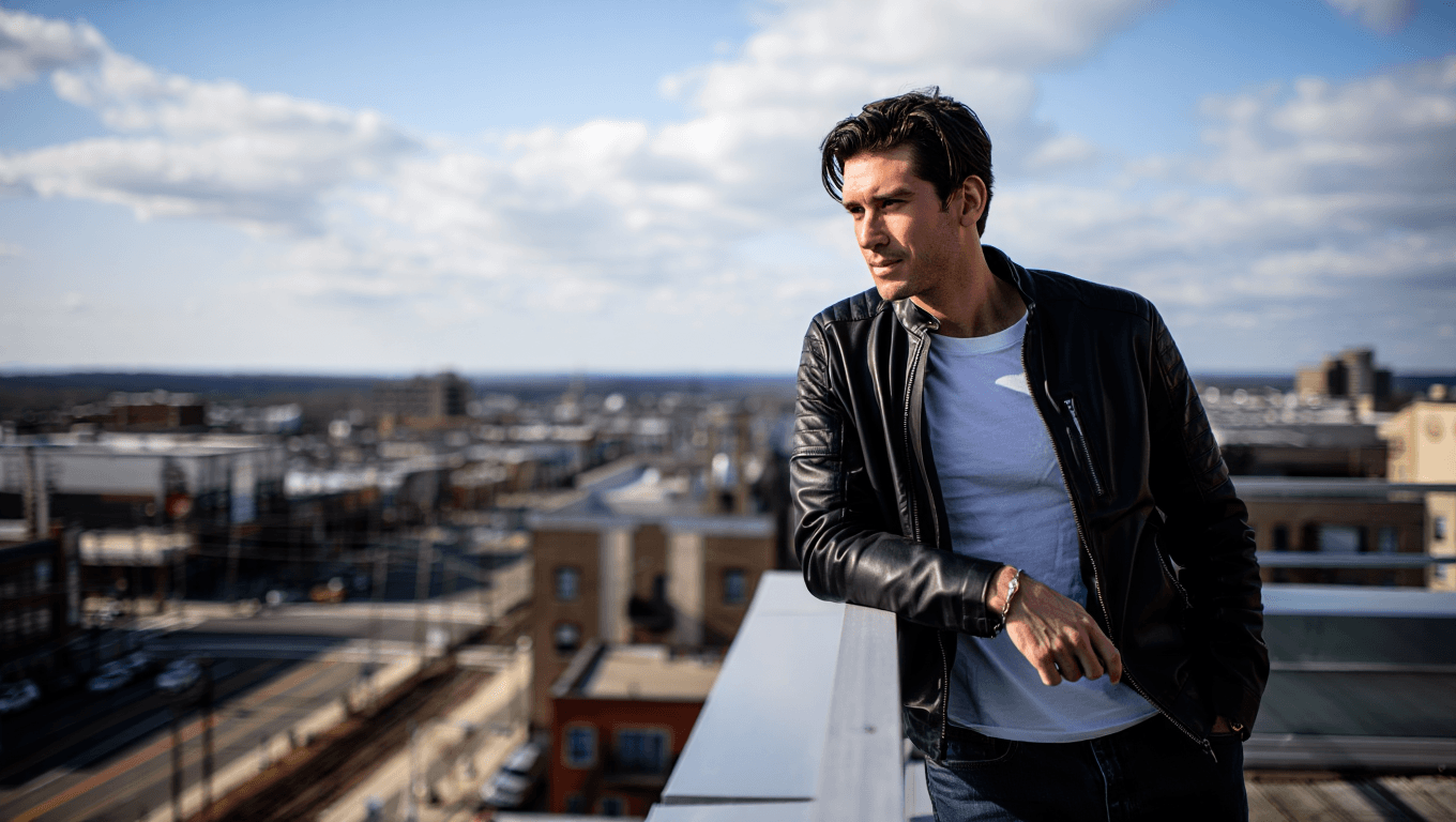 Scar torna dopo 5 anni con “Esordienti 1994”: il disco di chi ha trent’anni e guarda il mondo dal settimo piano