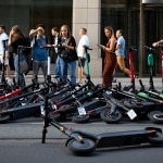Scattato l'obbligo di targa per i monopattini. Chiesto il rinvio: rischio caos per ritardi, multe fino a 400 euro