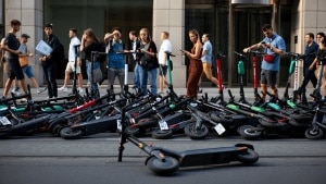 Scattato l'obbligo di targa per i monopattini. Chiesto il rinvio: rischio caos per ritardi, multe fino a 400 euro