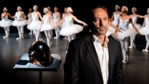 Cultura         
      Sta per uscire il nuovo album di Thomas Bangalter dei Daft Punk ed è di nuovo la colonna sonora di un balletto      
        Si intitola Mirage: Ballet For 16 Dancers e uscirà il 5 giugno. Nell'attesa, se ne può ascoltare già un pezzettino su YouTube.