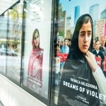 Cultura         
      Il Tribeca è il primo grande festival al mondo a inserire in concorso un film fatto interamente con l’AI      
        Dreams of Violets racconta le proteste in Iran del gennaio 2026, è costato 2 mila dollari ed è stato realizzato in tre mesi usando solo AI.