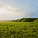 Cultura
Quest’anno il Glastonbury non ci sarà perché gli organizzatori vogliono far “riposare” il terreno sul quale si tiene il festival
Lo chiamano anno di maggese, ce n'è uno ogni cinque edizioni del festival, serve a far ricrescere l'erba e a far brucare tranquille le mucche.