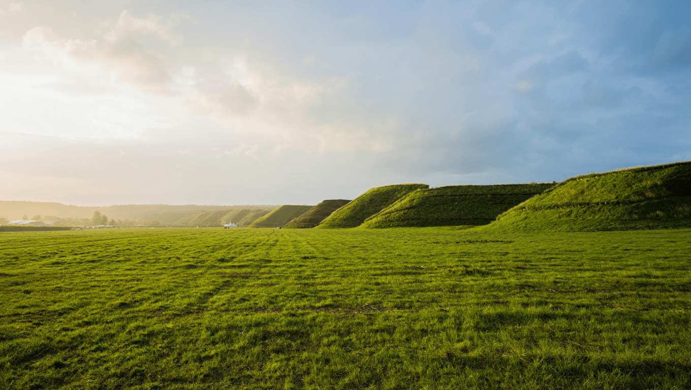 Cultura         
      Quest’anno il Glastonbury non ci sarà perché gli organizzatori vogliono far “riposare” il terreno sul quale si tiene il festival      
        Lo chiamano anno di maggese, ce n'è uno ogni cinque edizioni del festival, serve a far ricrescere l'erba e a far brucare tranquille le mucche.