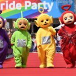 I Teletubbies a favore dei diritti LGBTQ+: sfilano al Pride di Cannes tra drag queen e Britney Spears
