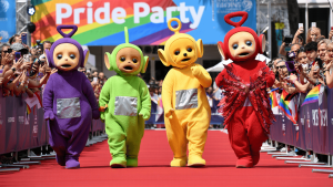 I Teletubbies a favore dei diritti LGBTQ+: sfilano al Pride di Cannes tra drag queen e Britney Spears