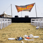 Cultura         
      L’ondata di caldo è stata una catastrofe per i festival musicali indipendenti, che già se la passavano piuttosto male      
        Solo nello scorso fine settimana ci sono state una mezza dozzina di cancellazioni di concerti e festival annullati. Alcuni rischiano di non tornare più.