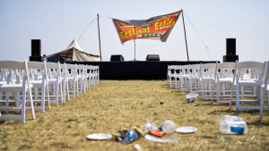 Cultura         
      L’ondata di caldo è stata una catastrofe per i festival musicali indipendenti, che già se la passavano piuttosto male      
        Solo nello scorso fine settimana ci sono state una mezza dozzina di cancellazioni di concerti e festival annullati. Alcuni rischiano di non tornare più.