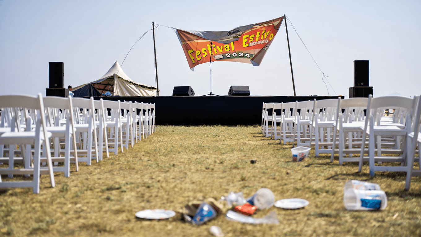 Cultura         
      L’ondata di caldo è stata una catastrofe per i festival musicali indipendenti, che già se la passavano piuttosto male      
        Solo nello scorso fine settimana ci sono state una mezza dozzina di cancellazioni di concerti e festival annullati. Alcuni rischiano di non tornare più.