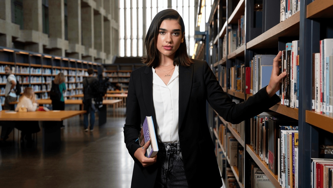 Cultura         
      Dua Lipa ha aperto in Portogallo una biblioteca tutta dedicata a libri censurati o vietati      
        Si chiama Manifesto Library e raccoglie cento libri, divisi in quattro sezioni: potere, controllo, voce e memoria.