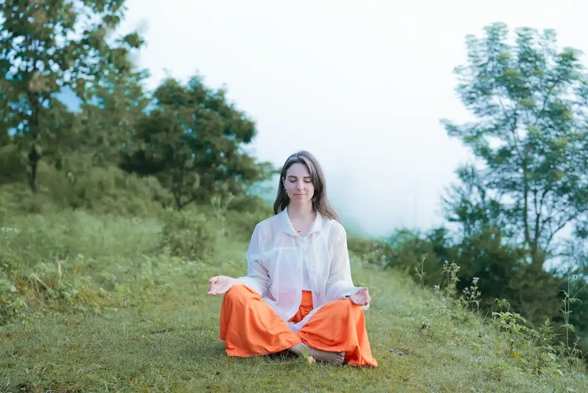 Persona in meditazione che ritrova chiarezza mentale e consapevolezza emotiva