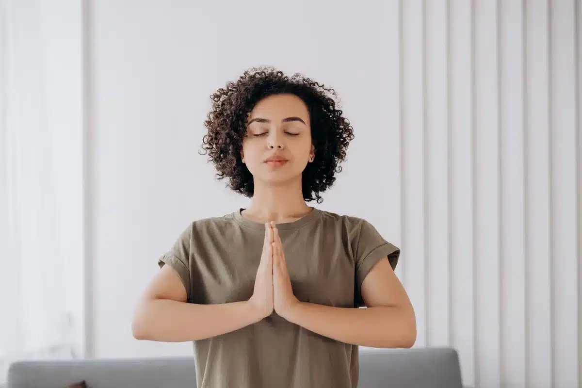 Donna che gode dei benefici del benessere e della gestione dello stress