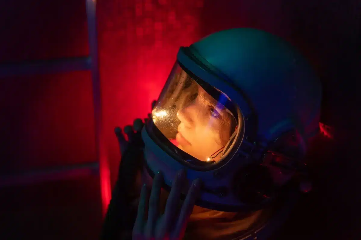 Una figura in tuta spaziale che guarda verso le stelle, rappresentando il viaggio interstellare.