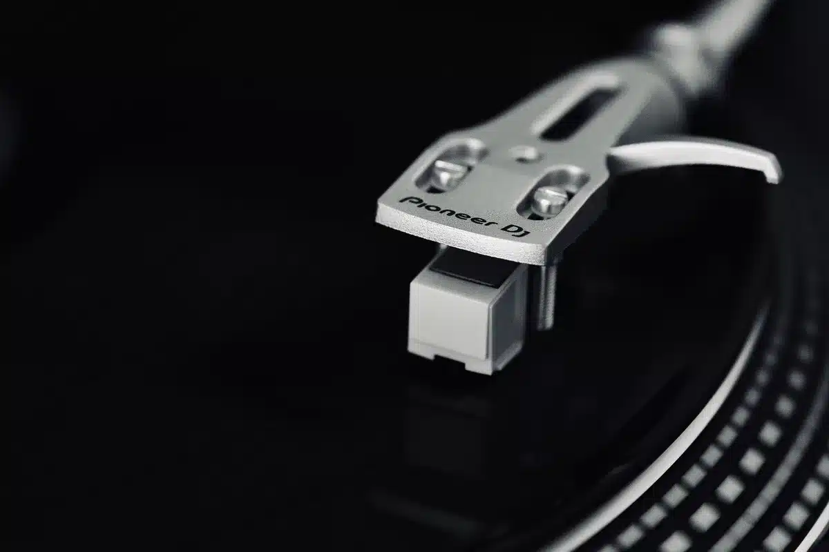 Dettaglio ravvicinato di un vinile in riproduzione su un giradischi