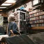 Vinili, CD e musicassette impilati insieme mostrando i diversi formati fisici di musica