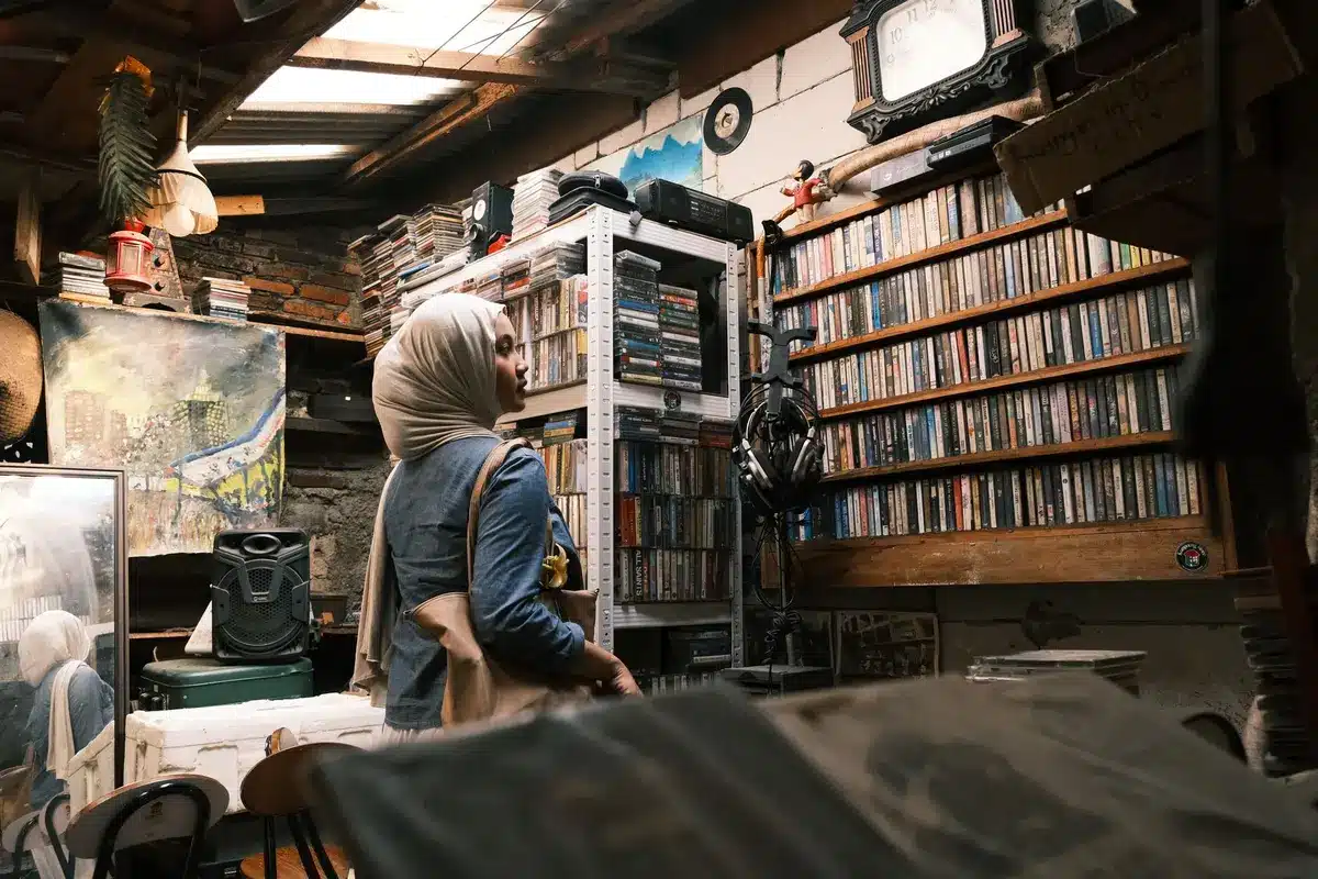 Vinili, CD e musicassette impilati insieme mostrando i diversi formati fisici di musica