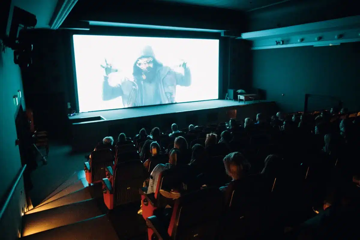 Spettatori in fila davanti al cinema in attesa della proiezione.
